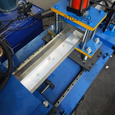Perfiladeira-de-Telha-de-Cumeeira profissional para fabricação de telhas de cumeeira, resistentes à corrosão e personalizáveis para telhados no Brasil.