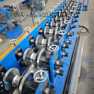 Perfiladeira-de-Telha-de-Cumeeira profissional para fabricação de telhas de cumeeira, resistentes à corrosão e personalizáveis para telhados no Brasil.
