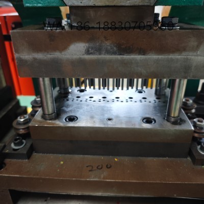 Presse-mécanique professionnelle pour poinçonnage, découpage et emboutissage de tôles, adaptable aux industries et chantiers africains.