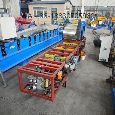 Máquina-de-dobrar-calha profissional para fabricação de calhas metálicas no local, perfis precisos e personalizáveis para telhados no Brasil.