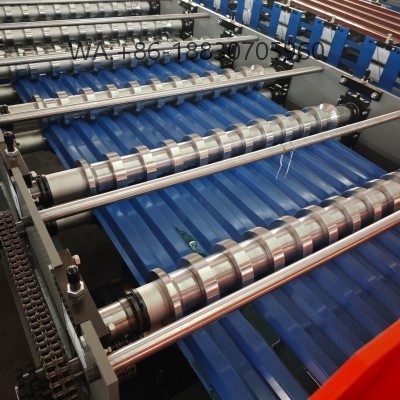 Pabrikan mesin cetak spandek tipe 935 otomatis berkecepatan tinggi. Solusi investasi terbaik untuk produksi atap galvalum gelombang bulat yang presisi dan bebas cacat.