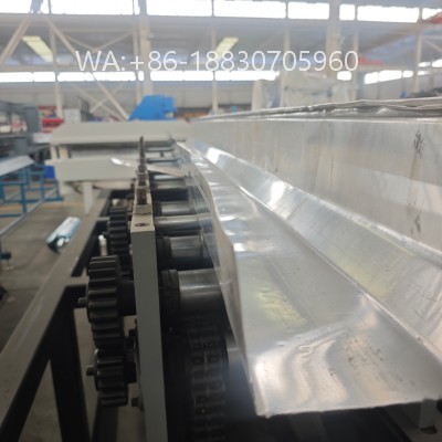 Pabrikan mesin talang air hujan portabel otomatis berkualitas tinggi. Solusi terbaik untuk mencetak talang air seamless dari bahan galvalum, aluminium, dan PPGI secara presisi langsung di lokasi proyek.
