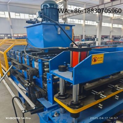 Machine de formage de panneaux de toit double